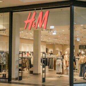 Explore the modern design and fashion collection at this H&M store located in a bustling shopping mall.